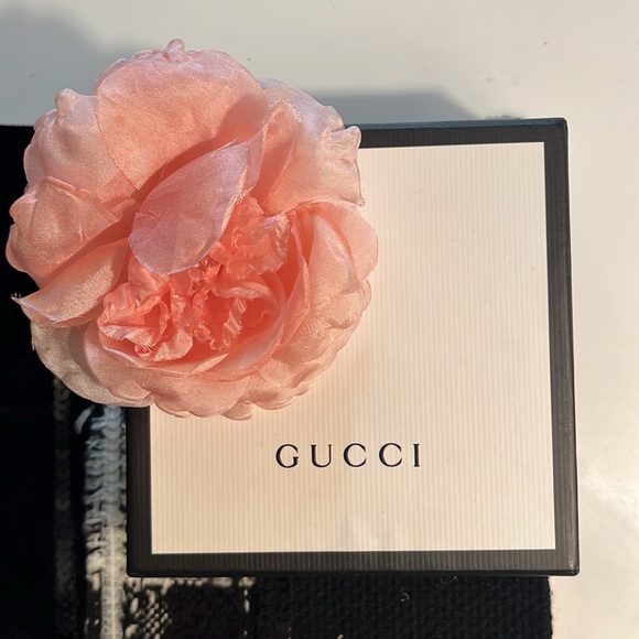 Gucci Silk Flower Brooch - Pink - New in Box with Authenticity Papers - Picture 4 of 8